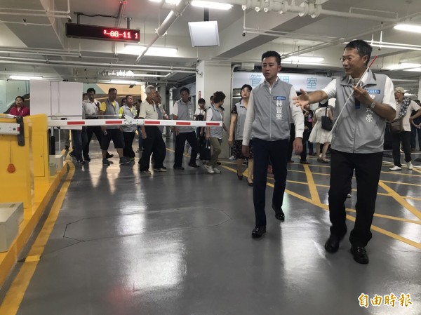稅務局地下停車場改善工程完工,今正式啟用,市長林智堅(右二)視察。(記者王駿杰攝)