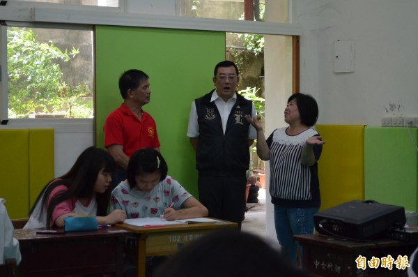 新竹市議會副議長許修睿(穿黑背心者)關心特教學生暑期照顧需求,前往建華國中特教班暑期照顧班了解。(記者洪美秀攝)