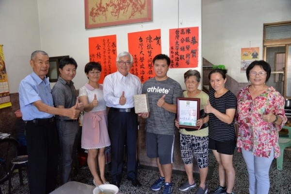 新住民之子陳振賢考上台大政治系,雲林縣長李進勇前往道賀。(雲林縣政府提供)