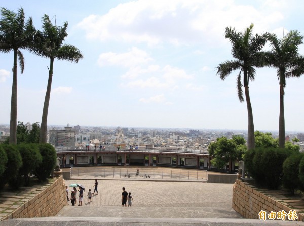 八卦山九龍池景觀平台視野開闊,居高臨下可俯瞰彰化平原。(記者湯世名攝)