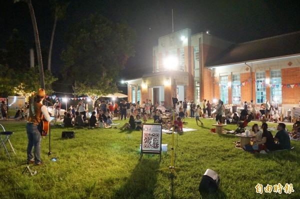 入夜的行啟館,愈越愈熱鬧美麗。(記者詹士弘攝)