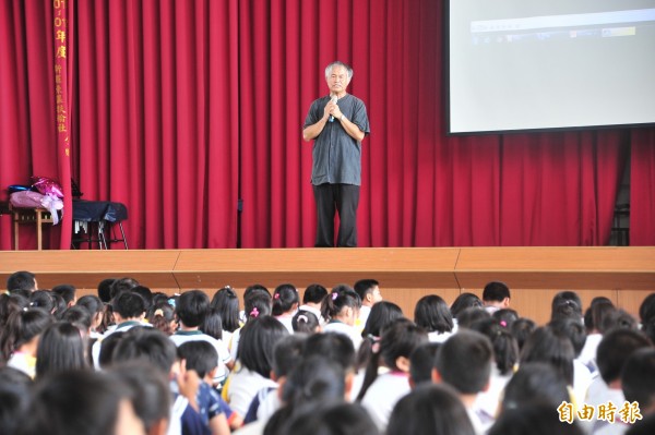 江國樑退休,希望推動「有機半島」的理念,已經找了農地開始「種田」。(記者蔡宗憲攝)