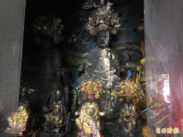 西螺七座里長山宮主祀三山國王神尊因雷擊被燒黑。(記者黃淑莉攝)