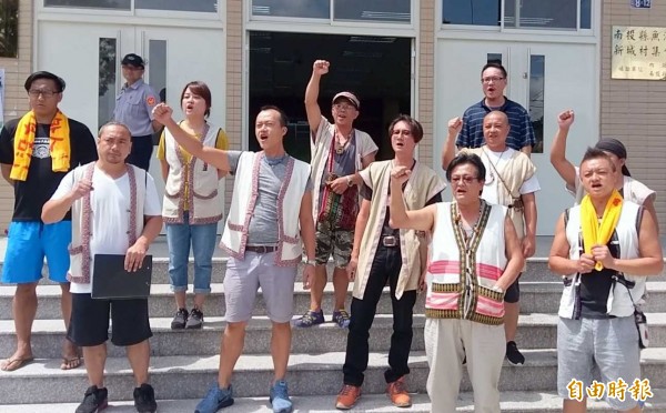 南投縣日月潭孔雀園土地觀光遊憩BOT案,今舉辦環境評估公開會議,邵族民眾在會場外喊口號,展現捍衛的決心。(記者謝介裕攝)