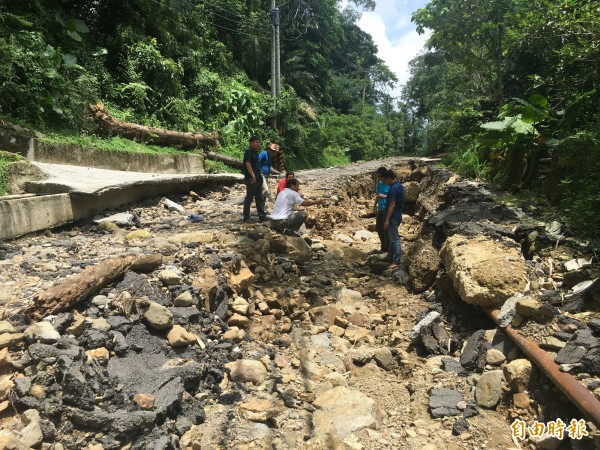 古坑149甲舊草嶺公路樟湖段因連續大雨路基嚴重崩塌流失,柔腸寸斷且成2米多深的山溝。(記者黃淑莉攝)