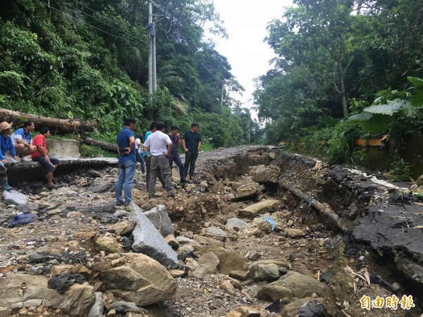 古坑149甲舊草嶺公路樟湖段因6、7月暴雨,造成路基嚴重崩塌流失,至今仍未修復。(記者黃淑莉攝)