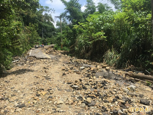 古坑149甲舊草嶺公路樟湖段路基嚴重崩塌流失,柔腸寸斷。(記者黃淑莉攝)