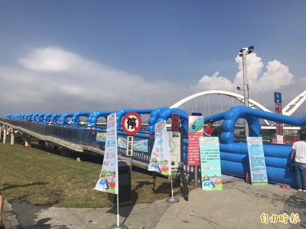 新月橋自行車牽引道變身成全台最高滑水道。(記者葉冠妤攝)