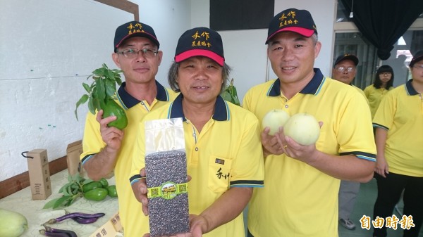 台南市南瀛禾作農產協會成立,要為小農們成立一個銷售平台,首任理事長沈俊源(左二)。(記者楊金城攝)