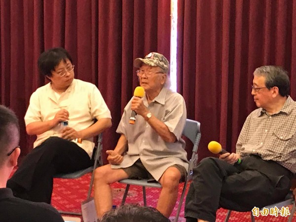 人權鬥士馮國將（中）下午至二二八國家紀念館發表演講，呼籲台灣一定要認清中共本質是「最邪惡的政黨」。（記者彭琬馨攝）