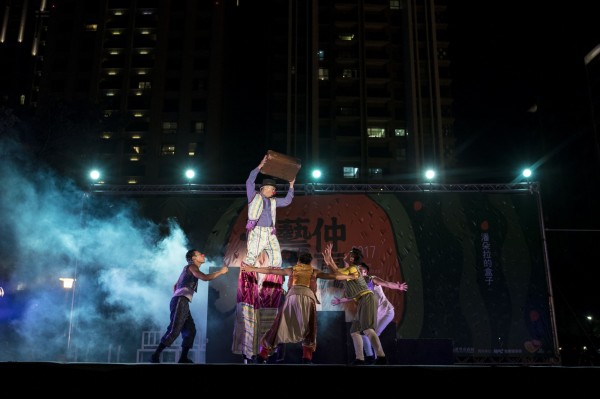 新竹市仲夏藝文季,福爾摩沙馬戲團上演《潘朵拉的盒子》戲碼,劇中融入許多炫麗特技。(新竹市政府提供)
