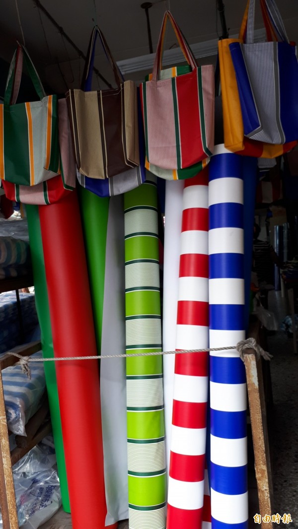 台東市正氣路東昌帆布行有一捆捆的彩色帆布，最吸睛的是帆布手提袋。（記者黃明堂攝）