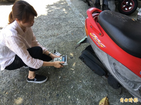 南市環保局加強攔檢二行程機車,排煙超標未改善開開罰。(記者蔡文居攝)