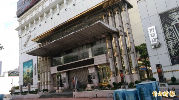 金錢豹酒店門口今天凌晨驚傳喋血命案。(記者許國楨攝)