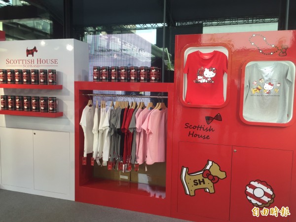 台灣少女裝龍頭Scottish House首度和Hello Kitty聯名,首波快閃店吸引大批人潮。(記者卓怡君攝)