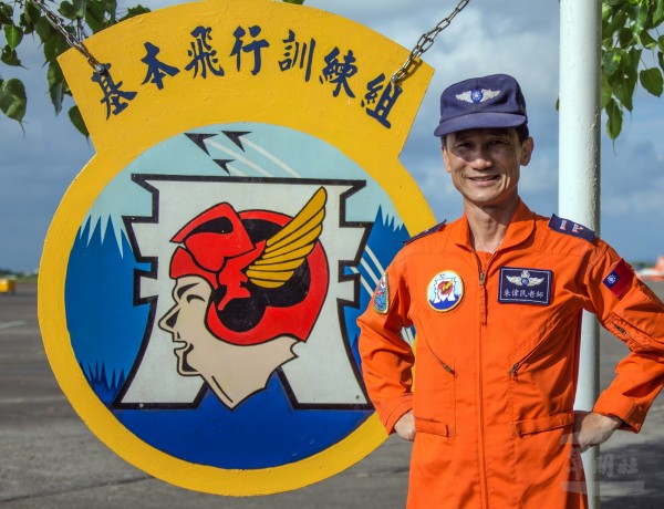 空軍官校朱偉民教官T-34教練機飛行時數破萬,創下空軍有史以來,單一機種飛行時數首位破萬的記錄。(圖由軍聞社提供)