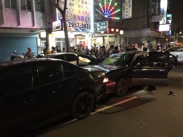 陳嫌駕車衝撞。(記者余衡翻攝臉書爆料公社)