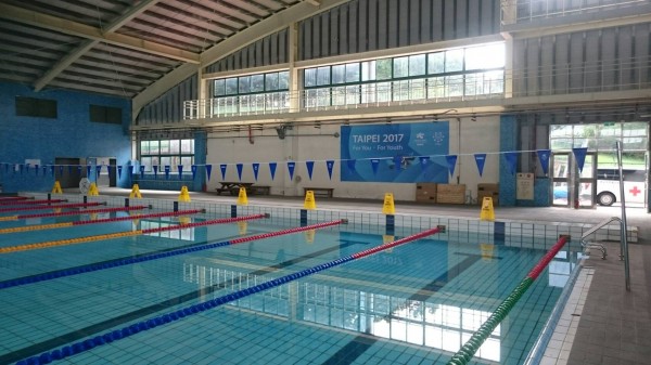 國立體育大學的游泳池練習場因應世大運率先啟用，今起實施管制，龜山警分局也規劃23名警力加強維安。（記者陳昀翻攝）（記者陳昀攝）