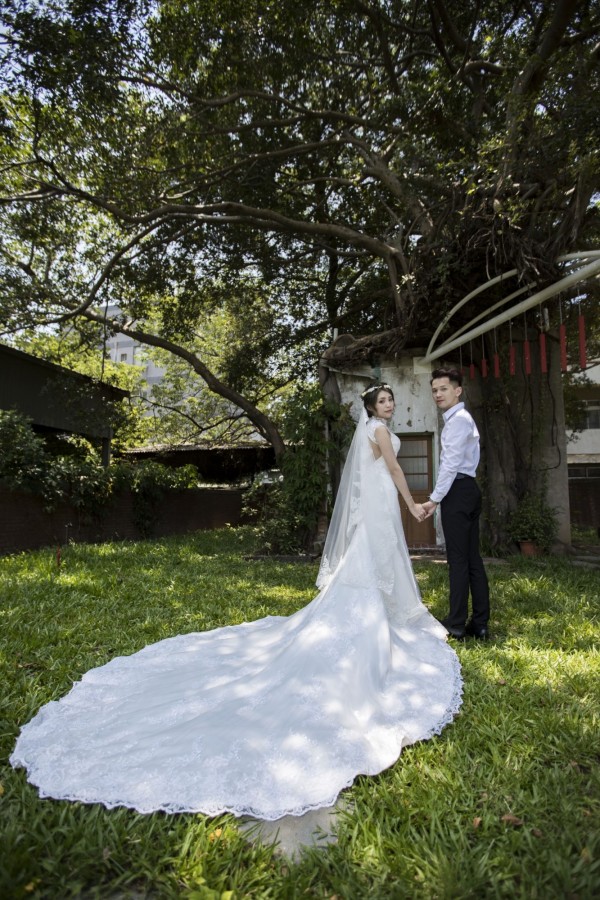 新竹市城內就拍得到「森林系」婚紗照及空靈外拍照，包括新竹市經國綠園道和下竹樹屋及青青草原，都成為婚攝及外拍夯景。（照片由新竹市府提供）