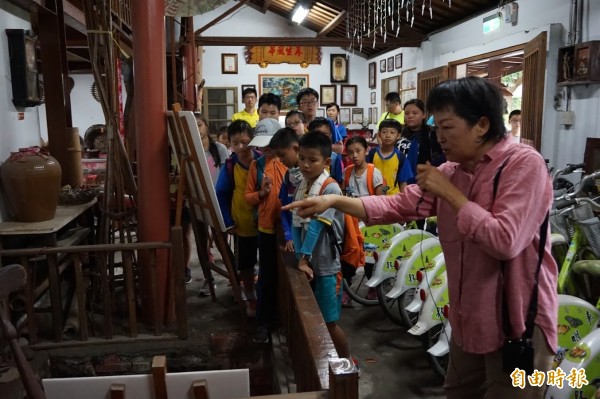 林中國小師生參觀林內菸樓，了解過去的產業文化。（記者詹士弘攝）