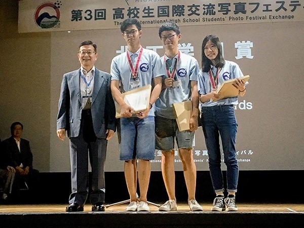 台灣台北市師大附中學生黃思宇、鄭宗祐、楊蕙瑄(左起),榮獲日本東川町「國際高校攝影交流賽」團體組銅牌獎。(新高通提供)