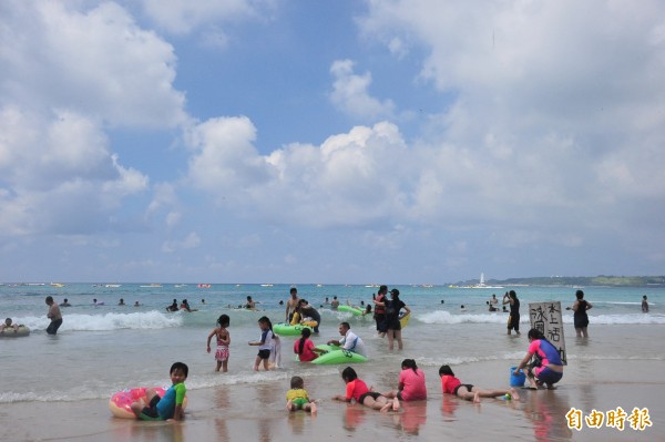 墾丁上週末爆出暑假最高車次，海灘滿滿人潮。（記者蔡宗憲攝）