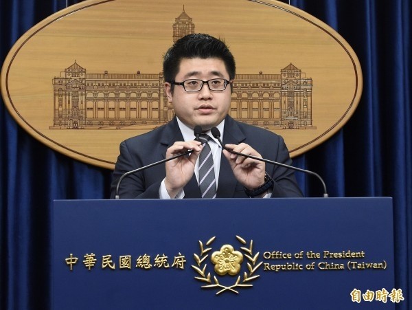 蔡英文總統的女武官陳月芳上校遭當時的總統隨扈楊文志少校性騷擾案,總統府性平會於上月底完成調查,認定性騷擾成立,這也是總統府有史以來受理且成立的第一宗性騷擾案,總統府發言人林鶴明說,性平委員會認被申訴人所涉情節輕微,建議將被申訴人為適當處置,其應參加性平等教育課程8小時。(資料照) 蔡英文總統的女武官陳月芳上校遭當時的總統隨扈楊文志少校性騷擾案,總統府性平會於上月底完成調查,認定性騷擾成立,這也是總統府有史以來受理且成立的第一宗性騷擾案,總統府發言人林鶴明說,性平委員會認被申訴人所涉情節輕微,建議將被申訴人為適當處置,其應參加性平等教育課程8小時。(資料照)