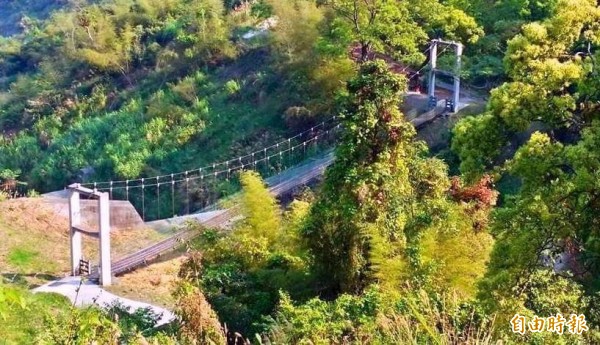 南投縣鹿谷鳳凰谷鳥園中的「隱潭」瀑布，在林務局協助建造吊橋及縣府修復步道後，已重新對外開放。（記者謝介裕攝）