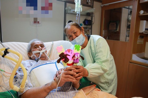花蓮59歲男子吳柳貴5月因病住院，院方發現他與攜手31年的妻子兩人沒去登記結婚。（花蓮慈濟醫院提供）