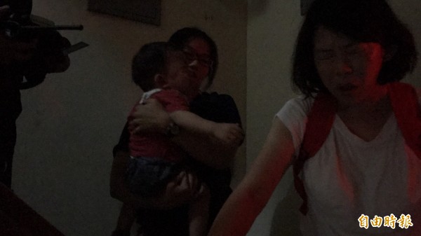 王姓婦人與嬰兒受困電梯險些窒息，消防員將母子倆救出。（記者湯世名攝）