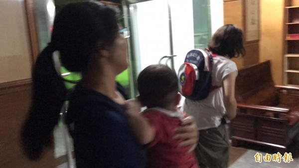 王姓婦人與嬰兒受困電梯，險些窒息，消防員將2人救出。（記者湯世名攝）