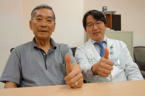 陳阿伯（左）感謝安南醫院醫師陳偉華是他的再造恩人。（記者王俊忠翻攝）