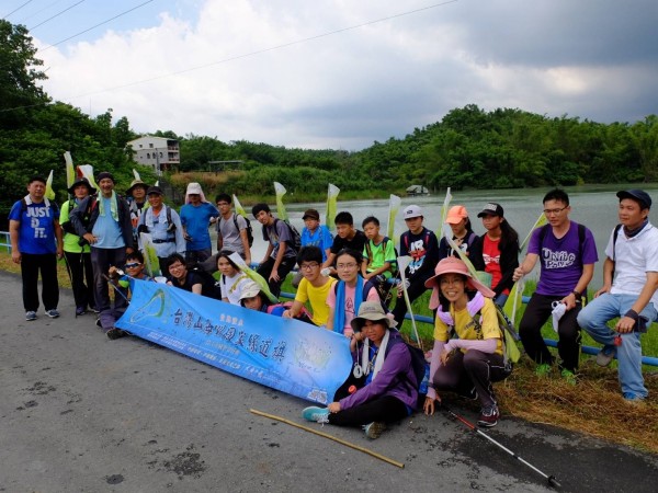 台江師生帶著倡議旗，邀請各單位共同促成山海圳綠廊。（記者邱灝唐翻攝）