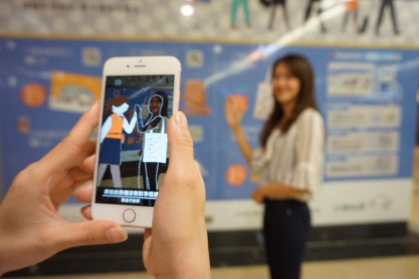 高鐵商城推出AR服務，旅客只要用手機掃描商品圖像，就能試戴商品。（高鐵提供）