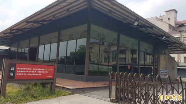 嘉義噴水雞肉飯忠孝旗艦店熄燈，店家貼出公告。（記者丁偉杰攝）