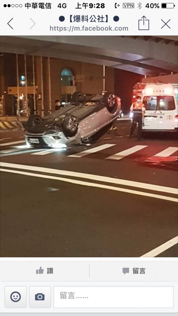 台北市一名男子酒後駕車失控，自撞上路邊圓柱，四腳朝天。（記者邱俊福翻攝自爆料公社）