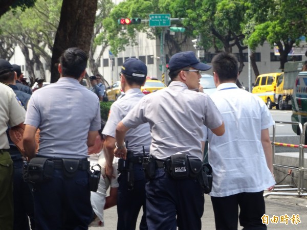 警方將攻擊總統府憲兵的抗議男子當場抬離帶回派出所偵訊。（記者李欣芳攝）