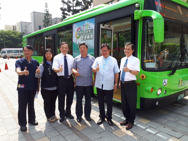 桃園市長鄭文燦等人歡迎民眾多利用208路公車，往返高鐵、內壢及八德間。（記者謝武雄攝）
