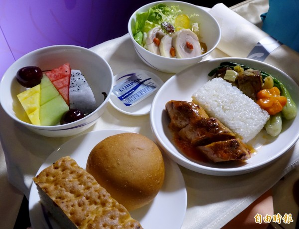 中華航空與桃園市政府客家事務局攜手推出「桃園客家珍饌」機上餐點,「紅麴鴨腿捲」使用紅麴醃製保持食材的新鮮,健康養生。(記者朱沛雄攝)