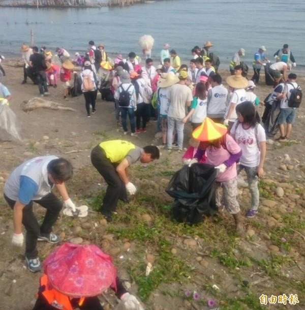 環保局長沈志修表示，此次淨灘共清理19項海洋廢棄物，總重量1548公斤，其中前3名為寶特瓶、塑膠瓶蓋、外帶飲料杯。記者謝武雄攝）