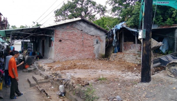 阿章的房子在風災後破舊不堪，無法居住。（記者黃佳琳翻攝）