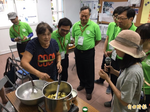 醜水果變成「赤赤好」,大學生帶動赤山社區創品牌,為產業加值。(記者邱芷柔攝) 醜水果變成「赤赤好」,大學生帶動赤山社區創品牌,為產業加值。(記者邱芷柔攝)