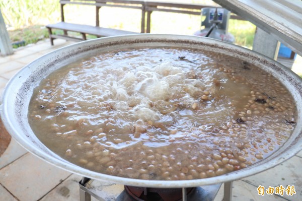 宜蘭縣壯圍鄉的「後埤土豆節」推出各式土豆產品及料理；圖為土豆豬腳。（記者林敬倫攝）
