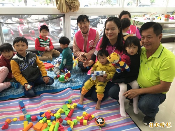 台中市寄養家庭安置費用偏低,市議員鄭功進(右)要求每人每月提高至2萬2500元。圖中人物與本文無關。(記者黃鐘山攝)