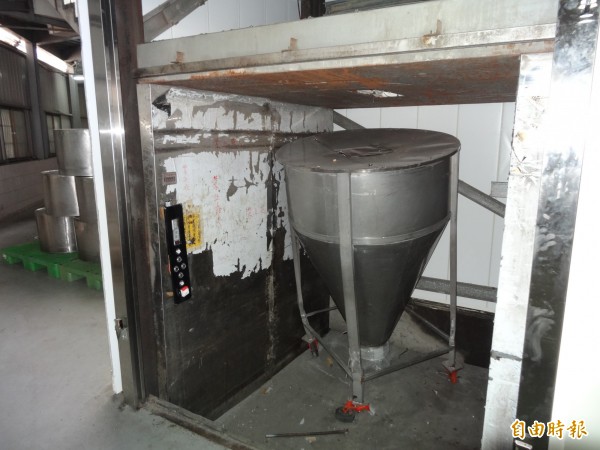 大型食品攪拌器具因貨梯故障掉落,砸傷員工。(記者蔡宗勳攝)
