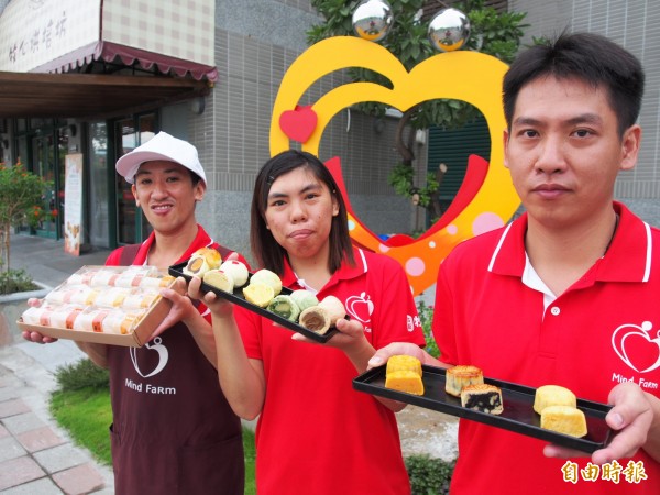 牧心喜憨兒月餅今年求新求變,結合在地農產,推出多款新口味。(記者王秀亭攝)