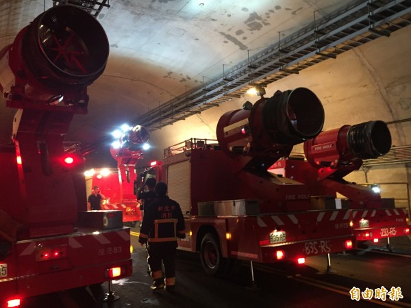 新北市消防局添購的排煙車,可以迅速將隧道內的濃煙排出。(記者吳昇儒攝)