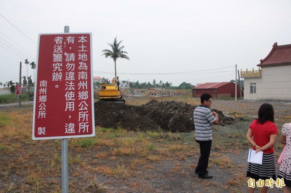 鄉代開挖農地上所填放的不明土石，卻遭鄉公所提告。（記者陳彥廷攝）