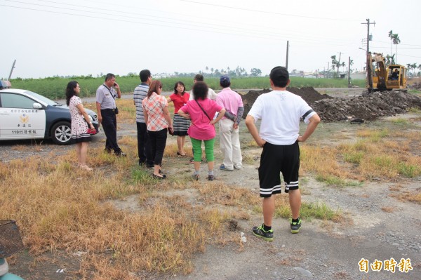 鄉代開挖農地上所填放的不明土石，卻遭鄉公所提告。（記者陳彥廷攝）