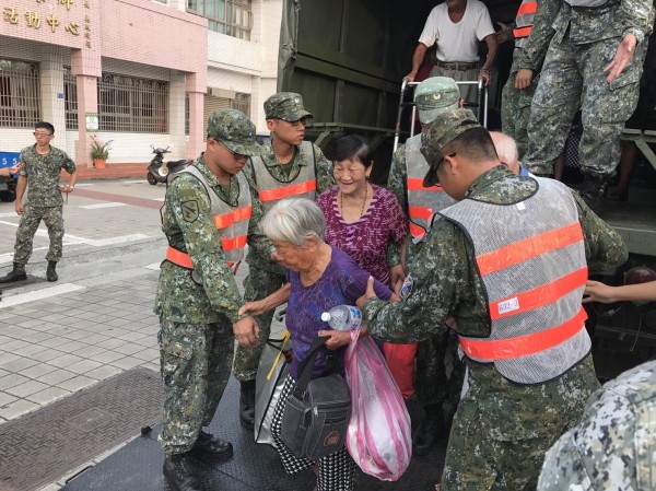 輕颱天鴿掠過巴士海峽，屏東居民仍有部分預防性撤離。（國軍提供）